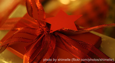 red gift - photo by shimelle (flickr.com/photos/shimelle)