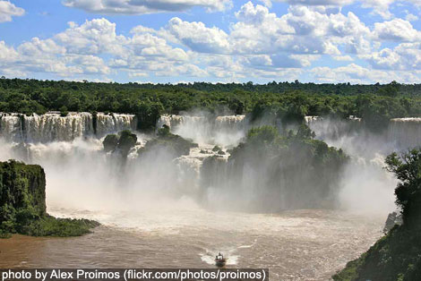 Iguassu (Iguazu) Falls, Brazil - photo by Alex Proimos (flickr.com/photos/proimos)
